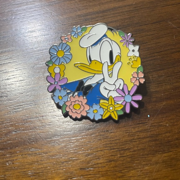 Disney Donald Duck floral pin - Picture 4 of 4